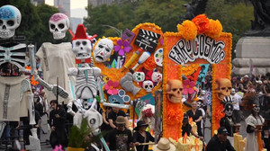 Tag der Toten: 1,5 Millionen Menschen bei Parade in Mexiko