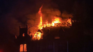 Großeinsatz in Potsdam: Feuerwehr kämpft gegen Villa-Brand