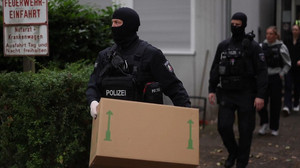 Razzia nach Angriff auf Polizei: Ermittler durchsuchen Häuser