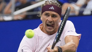 Zverev rettet Titeltraum: Zittersieg weit nach Mitternacht