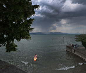Sieben Menschen von sinkendem Floß auf Bodensee gerettet