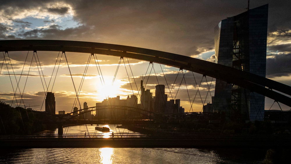 Bankenskyline Frankfurt im Sonnenuntergang