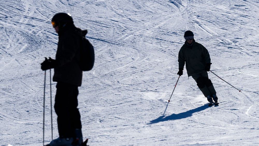 Wintersportler kommen in Hessen derzeit voll auf ihre Kosten (Archivbild).
