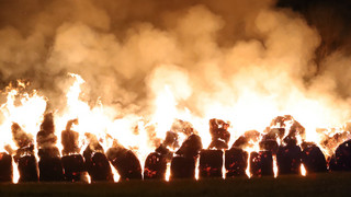 Niestetal: Strohballen brennen auf Hof