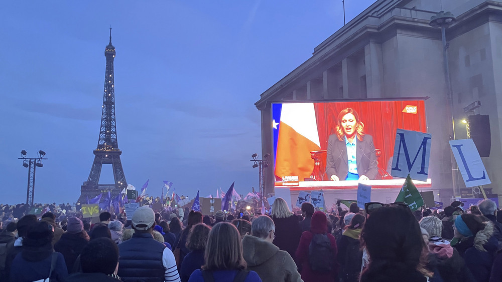 Abtreibungsbefürworter verfolgen eine Live-Übertragung der Kongresssitzung, in der französische Gesetzgeber einen Gesetzentwurf verabschiedet haben, der das Recht der Frau auf Abtreibung in der französischen Verfassung verankert. 