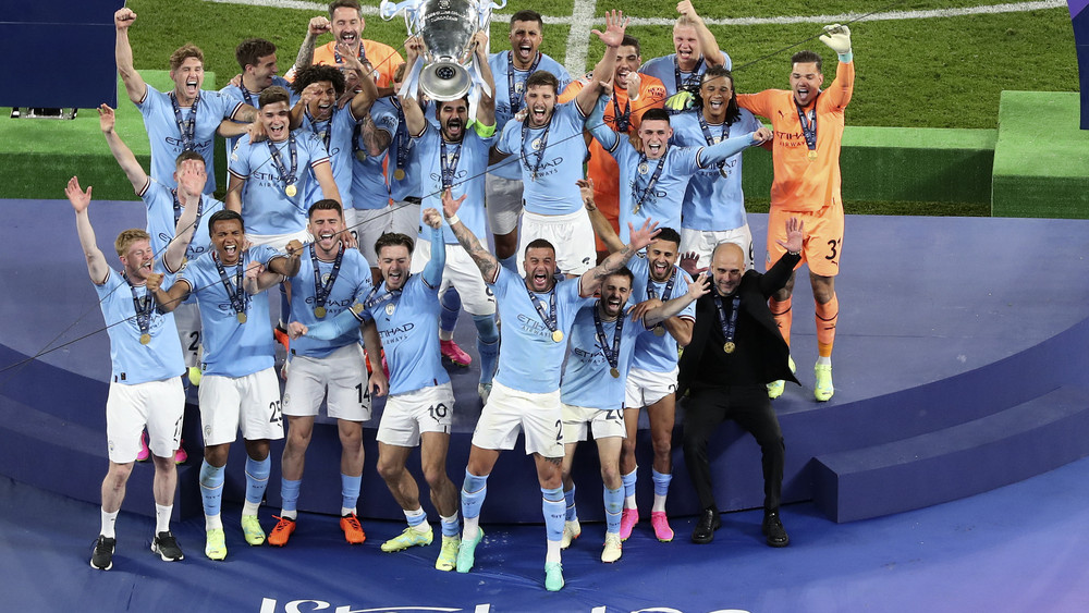 Der englische Fußball-Meister Manchester City hat erstmals die Champions League gewonnen. Kapitän und deutscher Nationalspieler Ilkay Gündogan (M) hält bei der Siegerehrung die Trophäe in die Höhe und jubelt mit den Teamgefährten.
