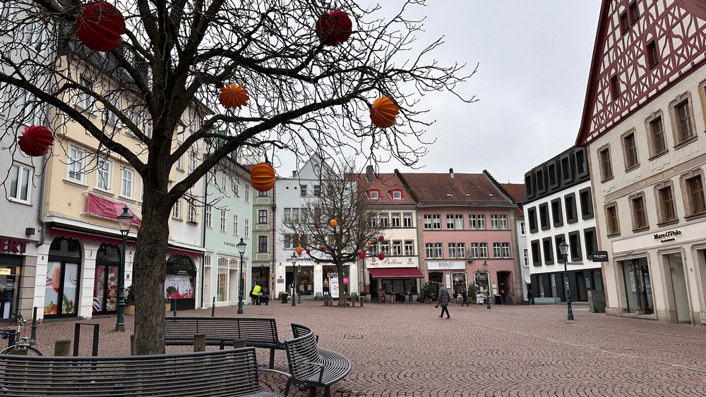 In vielen hessischen Städten gibt es seit einem Jahr mehr Polizeipräsenz (hier der Buttermarkt in Fulda). 