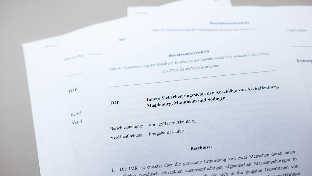 Blick auf Kopien der Beschlussniederschrift nach einer Sondersitzung der Innenministerkonferenz. Nach der Gewalttat in Aschaffenburg mit zwei Toten haben die Innenminister der Länder und des Bundes über die Sicherheitslage in Deutschland beraten.