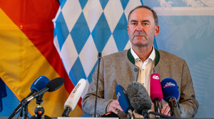 Aiwanger bittet um Entschuldigung - Kein Rücktritt