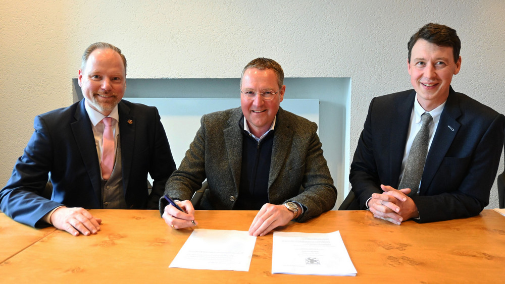Verkauf des ehemaligen Joh-Areals endlich vollzogen: Die Kinzighöfe GmbH, vertreten durch Oliver Kropp (Mitte), übernimmt die Immobilie von der SEG Gelnhausen, vertreten durch SEG-Geschäftsführer Eppo Haas (rechts), im Beisein von Gelnhausens Bürgermeister Christian Litzinger (links).