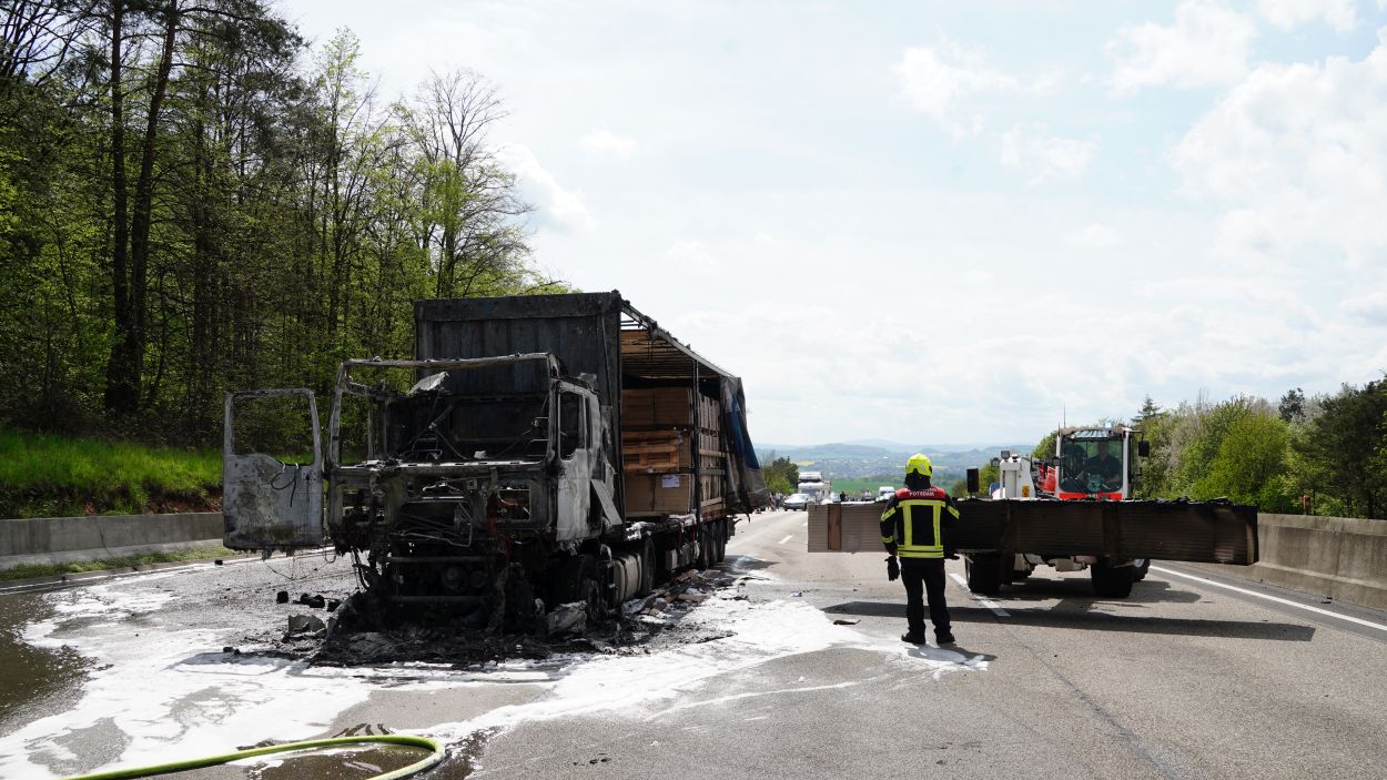 Lastwagen brennt auf der A7 bei Kassel völlig aus