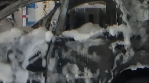 Schaum-Meer nach Löscharbeiten: Auto fängt an Tankstelle Feuer