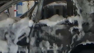 Schaum-Meer nach Löscharbeiten: Auto fängt an Tankstelle Feuer