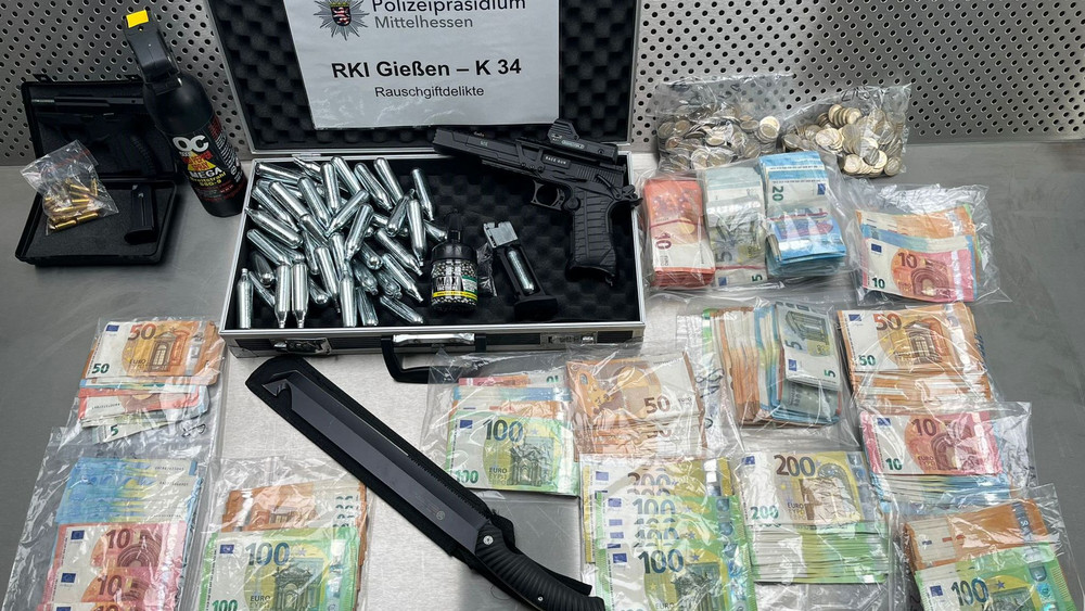 Waffen, Munition, Bargeld und etliches mehr haben Ermittler in Gießen konfisziert. 