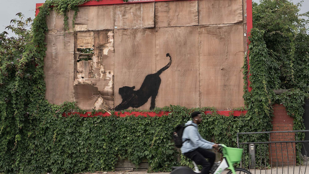 Dieses undatierte von Banksy zur Verfügung gestellte Foto zeigt das jüngste Kunstwerk der neuen Tiermotiv-Kollektion des schwer fassbaren Straßenkünstlers. Das Motiv befindet sich in Cricklewood, im Nordwesten Londons, und zeigt eine große sich streckende Katze.