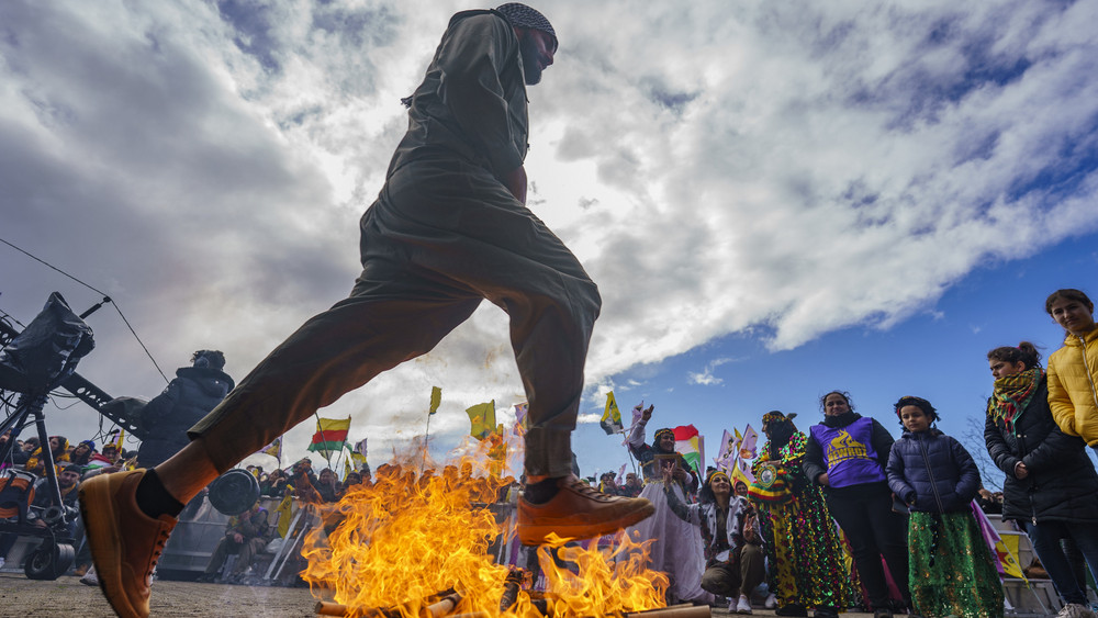 Rund 35.000 Menschen haben in Frankfurt das kurdische Neujahrsfest Newroz gefeiert - die Polizei musste viele Anzeigen schreiben (Archiv-Bild 2023).