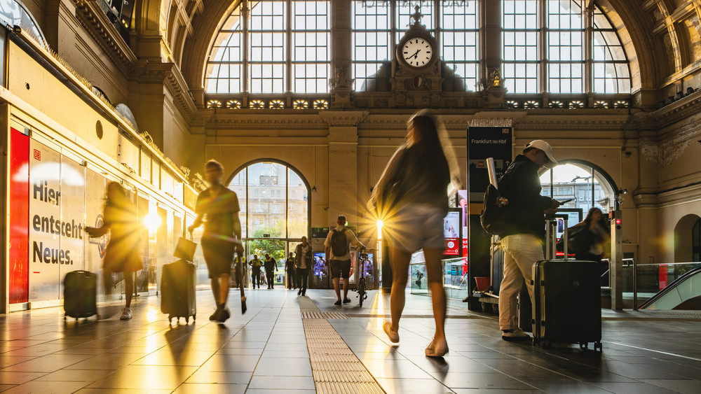 Menschen sind im Hauptbahnhof unterwegs. Die Deutsche Bahn AG legt ihre Halbjahresbilanz vor. Demnach schreibt das Verkehrsunternehmen im Kernbereich erstmals seit sieben Jahren wieder schwarze Zahlen und verzeichnet einen Gewinn im dreistelligen Millionenbereich.