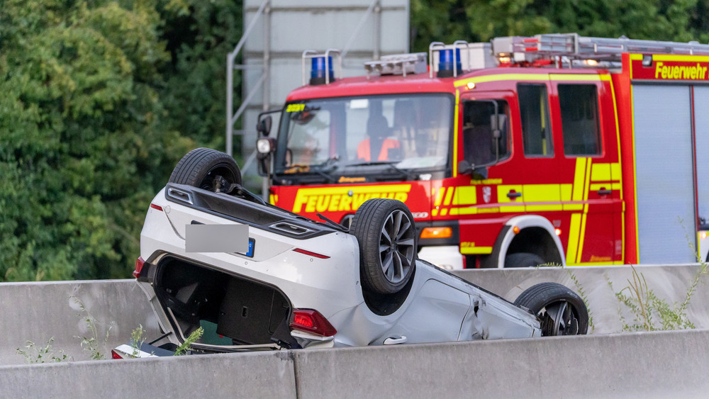Auto liegt auf der A3 auf dem Dach.