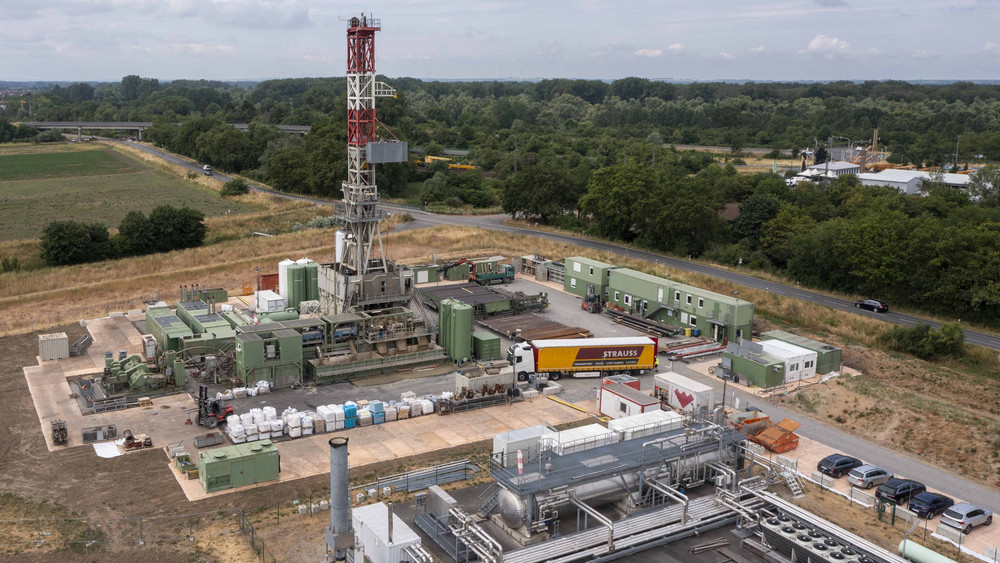 Das Gelände der Rhein Petroleum GmbH in Riedstadt mit dem Turm für Erkundungsbohrungen
