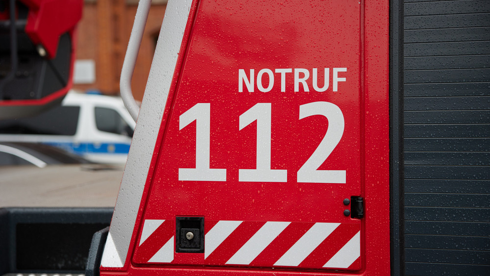 Notruf 112 in weiß auf rotem Hintergrund 
