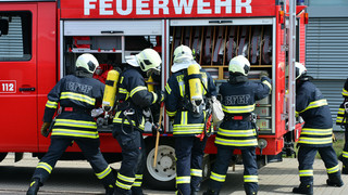 Große Rauchwolke: Auto-Brand in Kfz-Werkstatt in Gießen