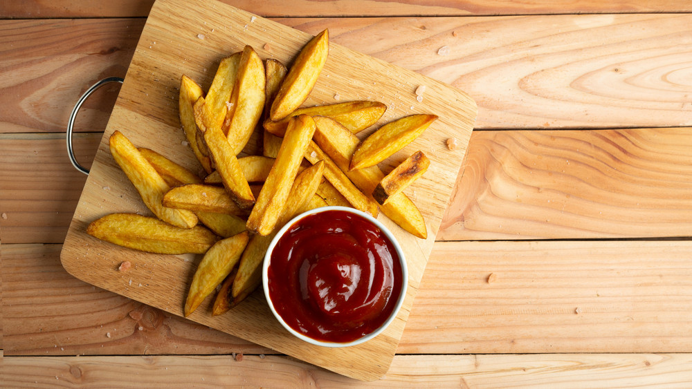 Ein leckerer Klassiker: Pommes mit Ketchup.