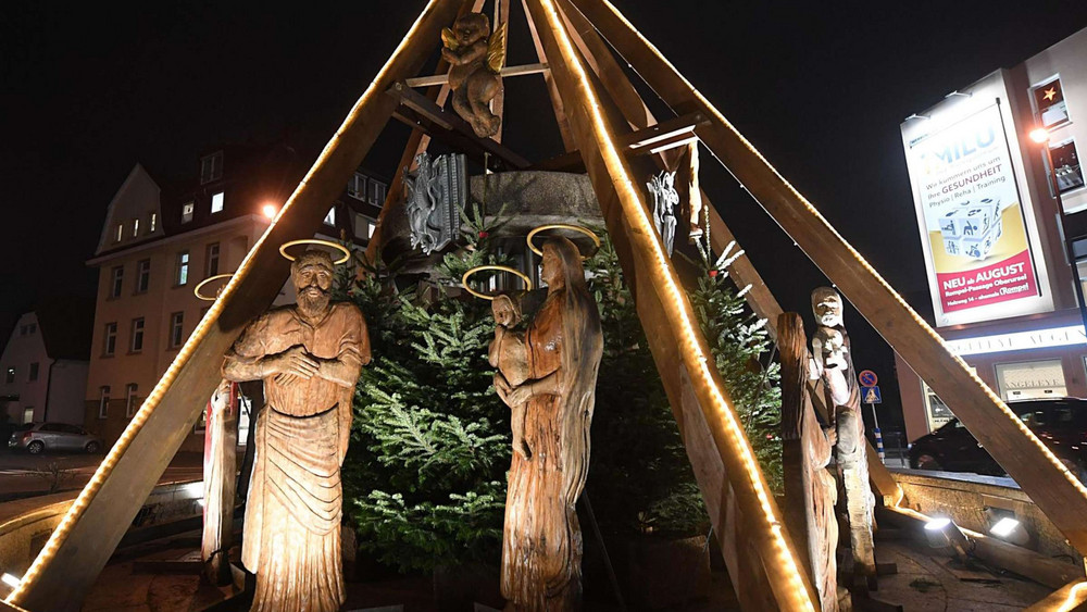 Die Weihnachtpyramide erleuchtet die Oberurseler Innenstadt in der Adventszeit. 