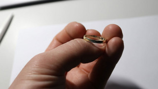 Spaziergängerin findet Ehering in Darmstadt - Polizei sucht Besitzer