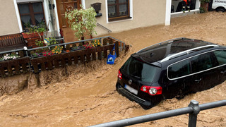 Unwetter: Wasser reißt Autos in Bayern mit sich - Hessen verschont