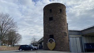 Vor dem Würfelturm in Hofgeismar: 450-Kilo-Herz soll Besucher locken