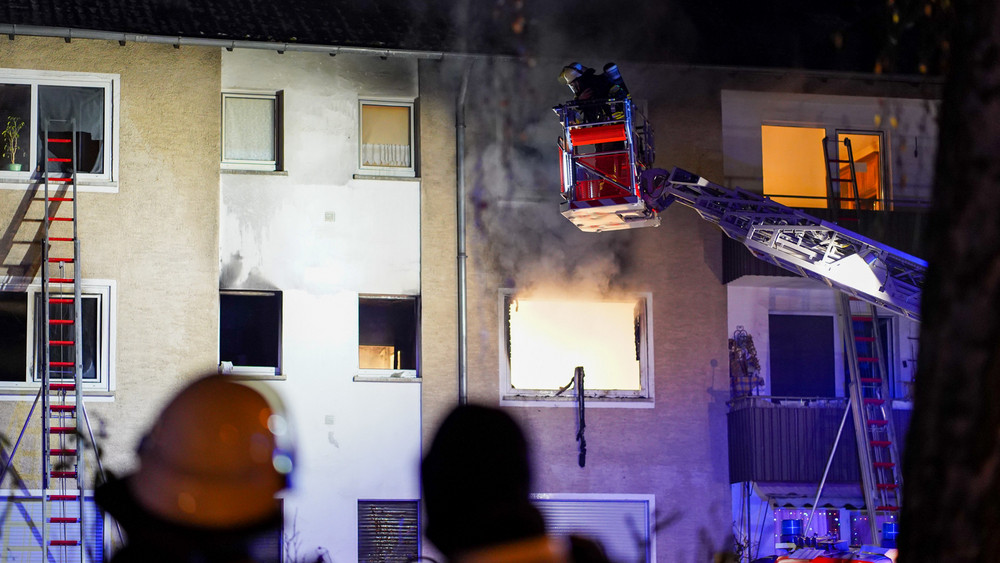 Die Feuerwehr löschte einen Brand in einem Haus in Wiesbaden. Dabei ist ein Mann ums Leben gekommen. 
