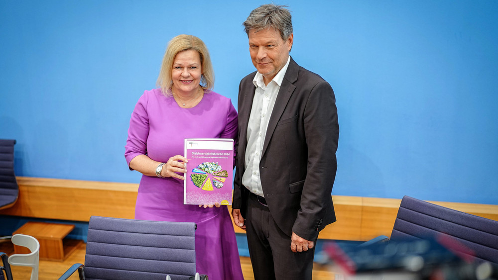 Innenministerin Nancy Faeser (SPD) und Wirtschaftsminister Robert Habeck (Bündnis 90/Die Grünen) stellen den Gleichwertigkeitsbericht 2024 der Bundesregierung vor.