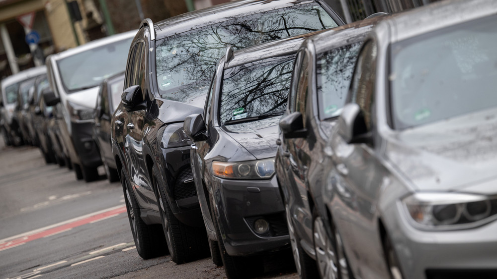 Die Umwelthilfe fordert in 150 Städten höhere Parkgebühren für große SUVs (Symbolbild).