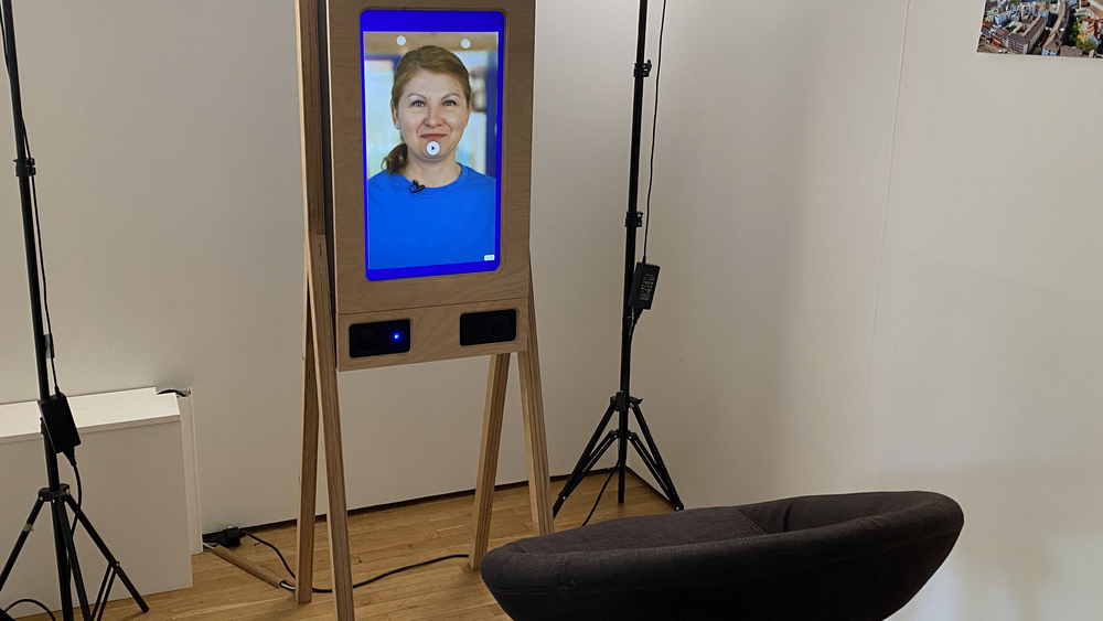 Aldona Watolla, gelernte Schauspielerin und Sprecherin, ist auf dem Display der Installation zu sehen. Sie leitet per Videonachricht durch die Fragen rund um die Erfahrungen der Besucher.