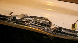 Doppeldeckerbus bleibt an Überdachung von Busbahnhof in Fulda hängen