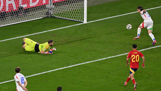 Spanien besiegt Italien 1:0 und sichert sich EM-Achtelfinale