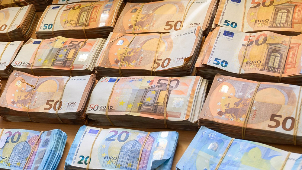 Bündelweise Bargeld - Schockanrufer haben einen Senioren in Büdingen dazu gebracht, ihnen mehr als 400.000 Euro auszuhändigen. 