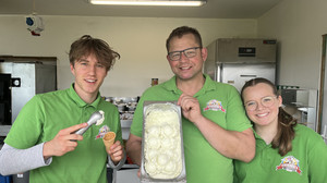 Grüne Soße-Eis auf Griesels Milchhof in Gudensberg-Obervorschütz