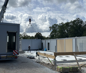 Unterricht in 129 Containern: Frankfurter IGS Süd freut sich