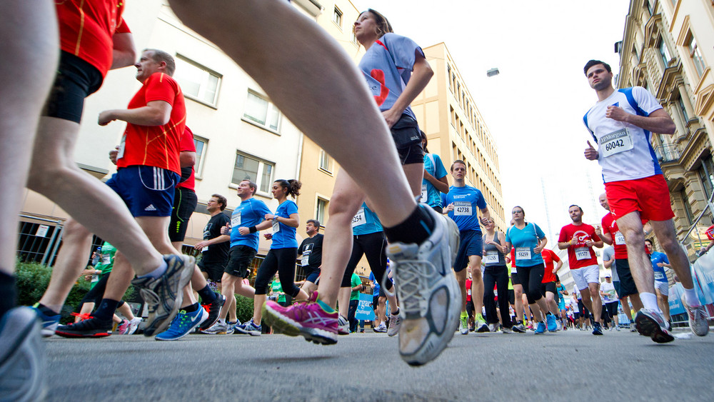 Läuferinnen und Läufer in Frankfurt beim J.P. Morgan-Lauf.