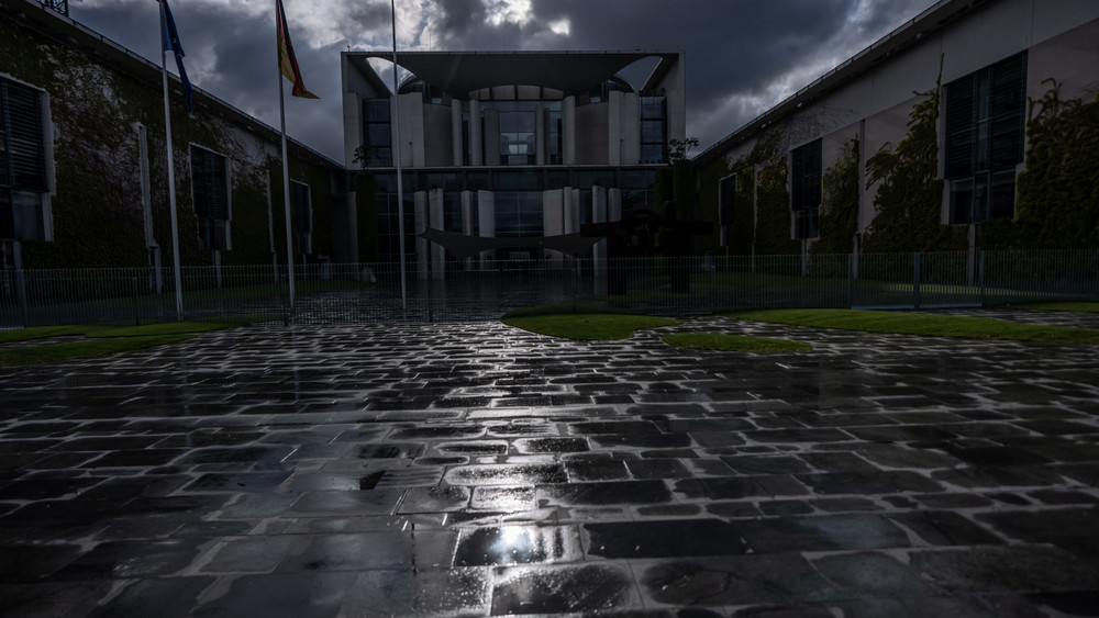 Das Bundeskanzleramt, im Hintergrund Regenwolken.