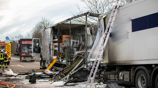 Tödlicher Unfall auf A7 bei Kalbach: Fahrer verbrennt im Führerhaus
