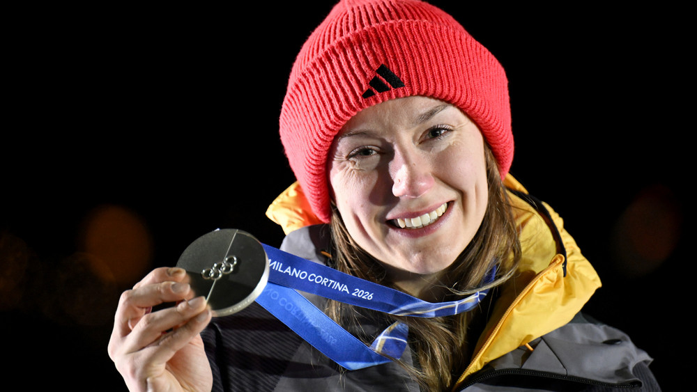 Laura Nolte mit ihrer Silbermedaille.