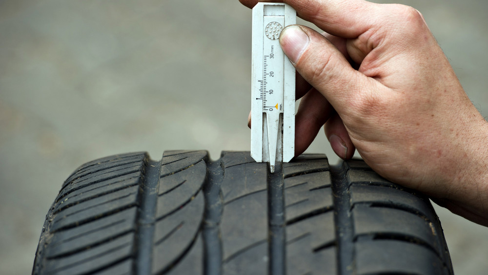 Vor dem Wechsel sollte der Reifen auf mögliche Schäden geprüft und die Profiltiefe gemessen werden. Bei Sommerreifen sollten es mindestens noch drei Millimeter sein, empfiehlt der ADAC: (Symbolbild)