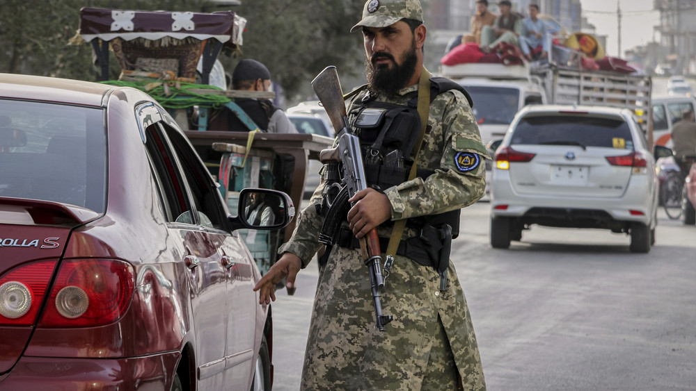 Ein Polizist der Taliban leitet den Verkehr vor den Feierlichkeiten zum vierten Jahrestag des US-Abzugs aus Afghanistan und des Beginns der Taliban-Herrschaft.