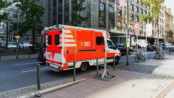 Schwangere und Mann müssen mit Rettungswagen in 370 Kilometer entferntes Krankenhaus