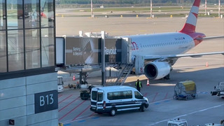Am Flughafen BER: Abschiebehäftling randaliert im Flieger