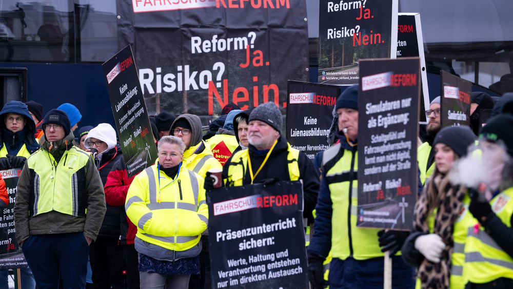 Brandenburger Fahrlehrer protestieren vor dem Landtag