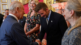 Erhebt Euch, Sir David! Beckham erhält den Ritterschlag