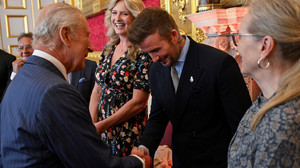 Erhebt Euch, Sir David! Beckham erhält den Ritterschlag